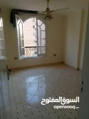  1 شقه علي شارع شبرا العمومي موقع مميز