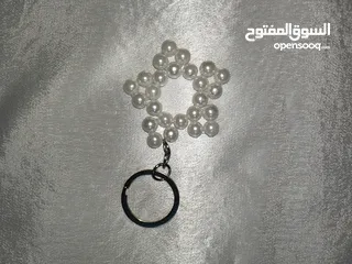  17 ميداليات واساور وتوزيعات أعراس وحقائب من الخرز