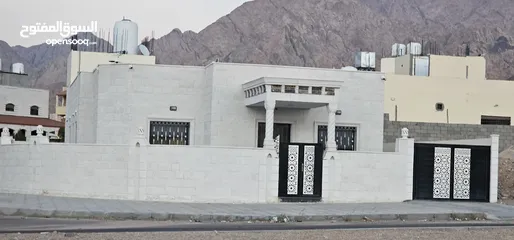  3 بيت مستقل للبيع في العقبه منطقه الملقان الجنوبي واجهتين حجر مطله على البحر