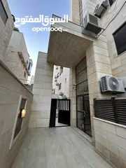  6 ستوديوهات جديدة 150 دينار اسبوعيا او 450 دينار شهريا في عمارة عائلات راقية