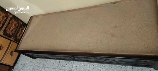  1 canapé coffre en bois rouge