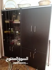  1 كرسي مدير ومكتب وخزانة