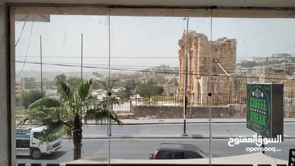  6 محل للبيع في موقع حيوي في جرش باب عمان موقع سياحي واثري مقابل اثار جرش