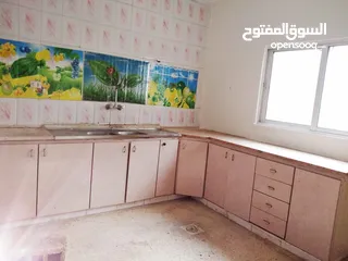  4 شقه معروضه للبيع في محافظة اربد / ايدون ، تبعد عن دوار النسيم 5 دقائق في منطقة سكنية هادئه وجميله  .