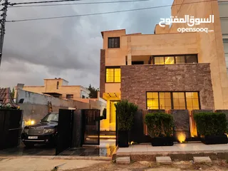  1 فيلا حديثة متلاصقة بموقع مميز من المالك مباشرة في مواصفات عاليه واطلالة رائعة لم تسكن بعد