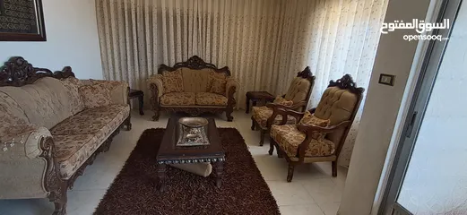  2 طقم كنب مع طاولات وثريا لغرفة الجلوس