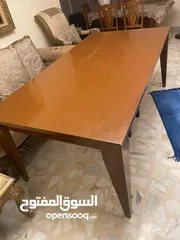  1 طاولة خشب لاتية