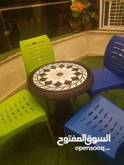  3 اربع كراسي بحاله جديد مع طاوله وسط بحال الوكاله استخدام بسيط جدا