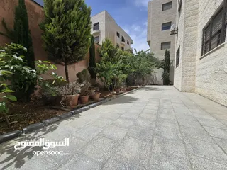  13 عبدون شقه ارضيه مع حديقه و كراج خاص للإيجار الفارغ السنوي