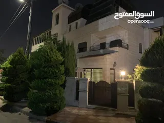  1 للباحثين عن التميز شقه مميزه جدا في ارقى احياء عبدون من ضمن سكن خاص فيلا  المنطقه بالكامل احكام خاص