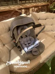  4 اغراض اطفال عرباي و هزاز و كرسي للسيارة وبيجي معها ثلاثة هداية