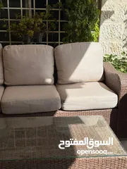  4 طقم بامبو للحدائق و طاولة مع كراسي بحالة ممتازة