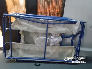 7 تختين مفرد وسرير اطفال حديد ومكتب خشب للبيع
