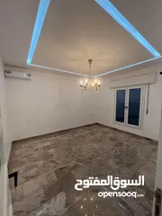  14 شقة في عمارات بعد الباب الخلفي لجامعة ناصر الدور الأول موقع ممتاز تشطيب ممتاز للإيجار