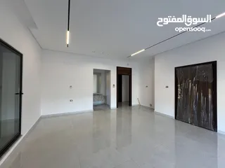  8 فرصة مميزة  أرضي مع حديقة وكراج – مساحات داخلية وخارجية واسعة.