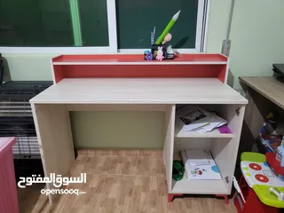  1 طاوله مكتب للدراسه للأطفال