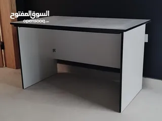  1 طاولة مكتبية