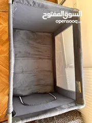  1 سرير اطفال عدة مستويات ( بجانب سرير الام ) يمكن تغيره حسب العمر ويمكن فتحه وضبه وتخزينه لا يأخذ حيز