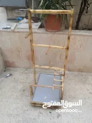  11 ستاندات ببغاء أحجام وأشكال مختلفة من الخشب ومن المعدن متحركه بعجلات وبدون مع صينية واكواخ كلاب