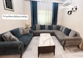  1 غرفة جلوس و غرفة ضيوف و طاولة سفره