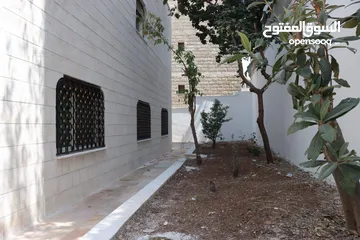  15 فيلا/بيت للبيع من ثلاث طوابق مساحة البناء 700متر مربع مساحة الارض600م2