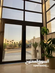 1 شقه سوبر ديلوكس بتشطيب حديث162mطابق أول بسعر مميز وكفاله بعيده  ومنطقه هادئة للسكن