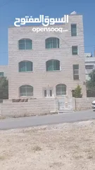  1 منزل للبيع مكون من 3 طوابق ومساحات خارجيه واسعه على شارعين