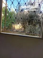  8 شقة للبيع في الزرقاء شبه طابق ارضي خمس درجات للطابق الاول موقع مميز، الله يطرح البركة لصاحب النصيب.