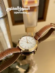 1 ساعة مايكل كورس ذهبية وجلد أصلية و مختَّمة  بحالة ممتازة  الساعة انيقة جداً Micheal Kors