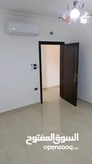  17 شقه فارغه فاخره ومميزه جدا  سوبر ديلوكس للايجار لم تسكن بعد التجديد نهائيا 200متر