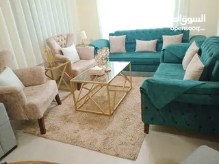  1 طقم كنب مستعمل بحاله جيده جدا للبيع  مع طقم طاولات ثلاث قطع