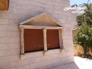  5 شبابيك المنيوم و ابواب و تراس خارجي وأبواب خشب داخليه وخارجية وأبواب حديد  رئيسية..