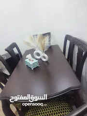 2 طاوله سفره خشب زان بالكامل 6 كراسي ضغط استعمال اشي بسيط جداً.. نظامها اثنين منهم ايدي ماستر