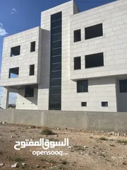  8 مجمع تجاري للبيع وللإيجار في أجمل أماكن على طريق المطار مقابل جامعة الشرق الأوسط