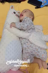  1 وسادة الدب الحاضنة  حضن دافئ ينام فيه طفلك بهدوء وراحة كل أم بتعرف قديش حضنها هو الأمان الحقيقي .