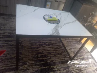  2 طاوله سفره للمطبخ مع اربع كراسي بلاستيك