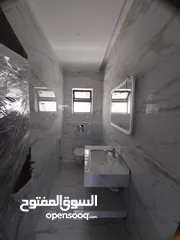  5 الجندويل 125م وتراس امامي وحديقة جانبيه وتراس خلفي وكراج خاص