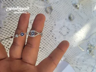  22 فضه سنسال وزنه 33 اسوارة وزها 19 وفي خاتمين باندورا وخاتم فيروز وخاتمين ستاتي واسوارة عين زرقا وخاتم