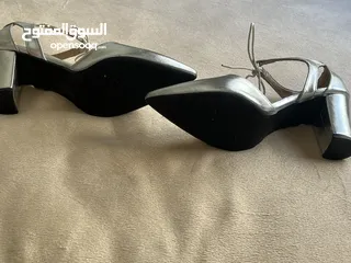  4 حذاء نسائي فضي بكعب مناسب للسهرات والأعراس للبيع بسعر مغري - بحالة جيدة