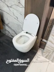  7 ادوات صحية مشكلة جديدة في معرض للبيع مراحض مغاسل حنفيات مجالي وسرميك مشكل للبيع كميه داخل المعرض