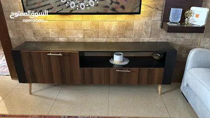  1 طاوله تلفزيون بحاله الوكاله