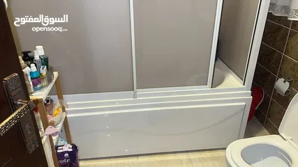  1 طقم بانيو بلاستيك مع الجدار البلاستيكي كامل