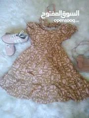  1 لبسة كامله البنوتة من عمر 7/6 شبه جديد بسعر مغري جدآ اللبسه جدآ حلوة كامله مع ببيونه ع الشعر.