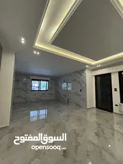  24 ثالث مع روف بأفخم التشطيبات الفندقية في ضاحية النخيل بإطلالة دائمة