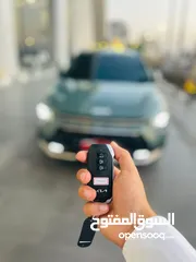  15 كيا نيرو هايبرد 2023 الاضافات الكاملة باللون المميز