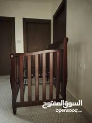  3 سرير أطفال ديزاين أمريكي جودة عالية خشب لون عسلي قاعدة زمبركية استعمال خفيف... متين وعالي الجودة.