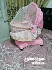  2 تخت بيبي هزاز  حركات  في موسيقى بركب عليه فلاشه وبنشبك عليه بلوتوث  بحالة الوكاله للبيع