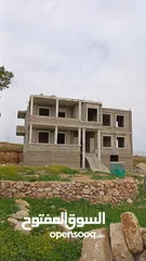  1 مزرعه مع فيلا راقيه قيد الانشاء على تله طريق اربد عمان ثغره عصفور