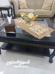  6 طقم كنب تفصيل ثقيل وطاولة وسط و2 جانبية  للبيع