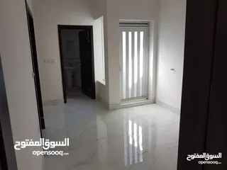 5 شقة في منطقة المأمون/ بغداد مساحة كبيرة 200 متر